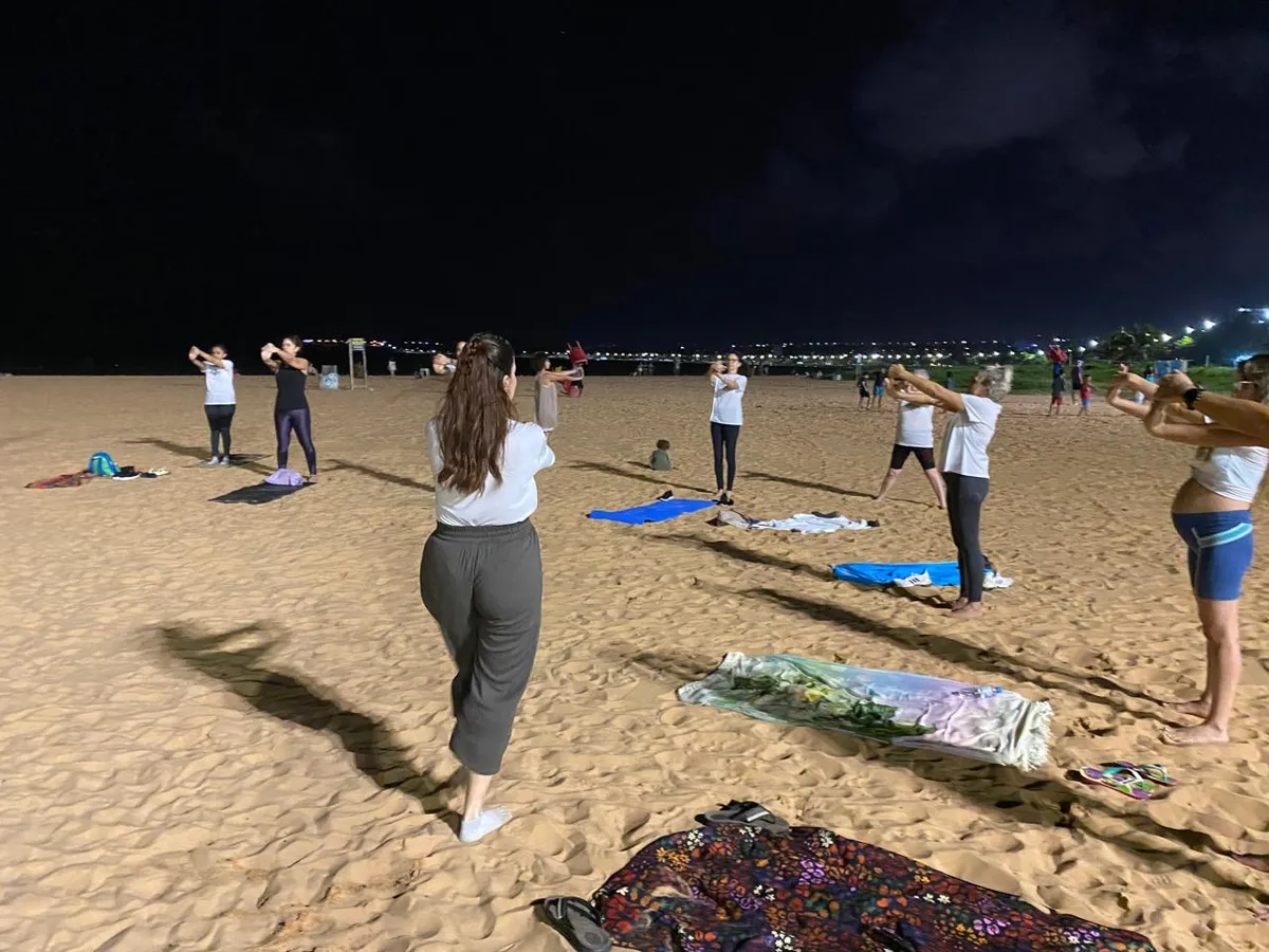 Aula de Pilates na orla de Tambaú, à noite