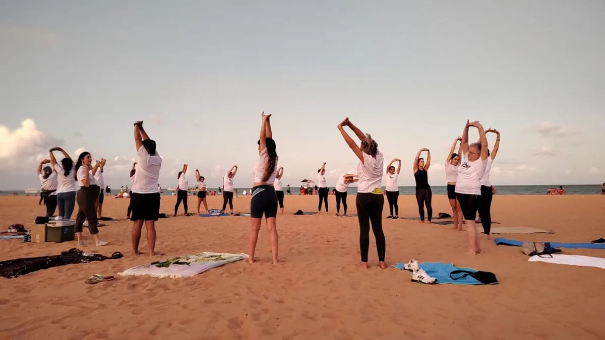 Aula de Pilates na orla de Tambaú, no fim de tarde