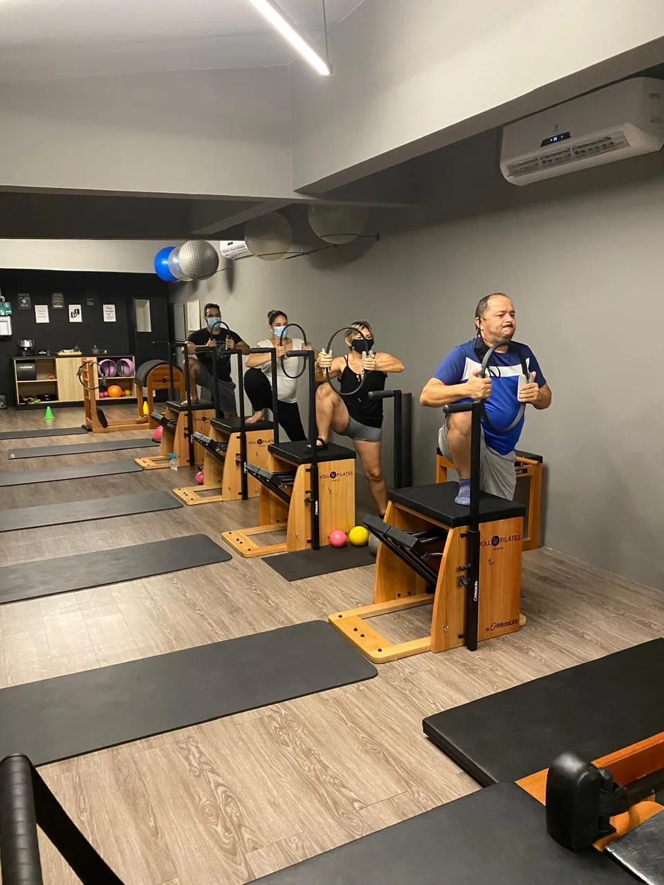 Exercício de mobilidade e alongamento no studio