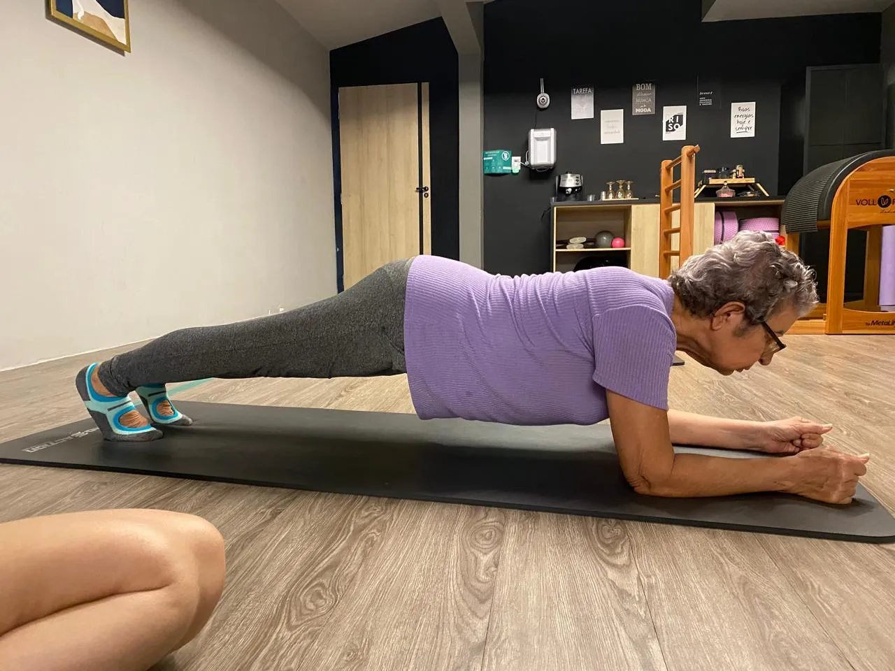 Aluna praticando Pilates no studio, sem restrição de idade