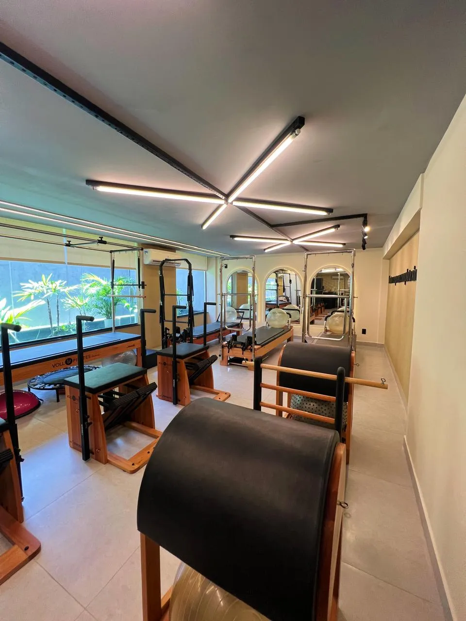Sala de equipamentos com vista pro jardim externo
