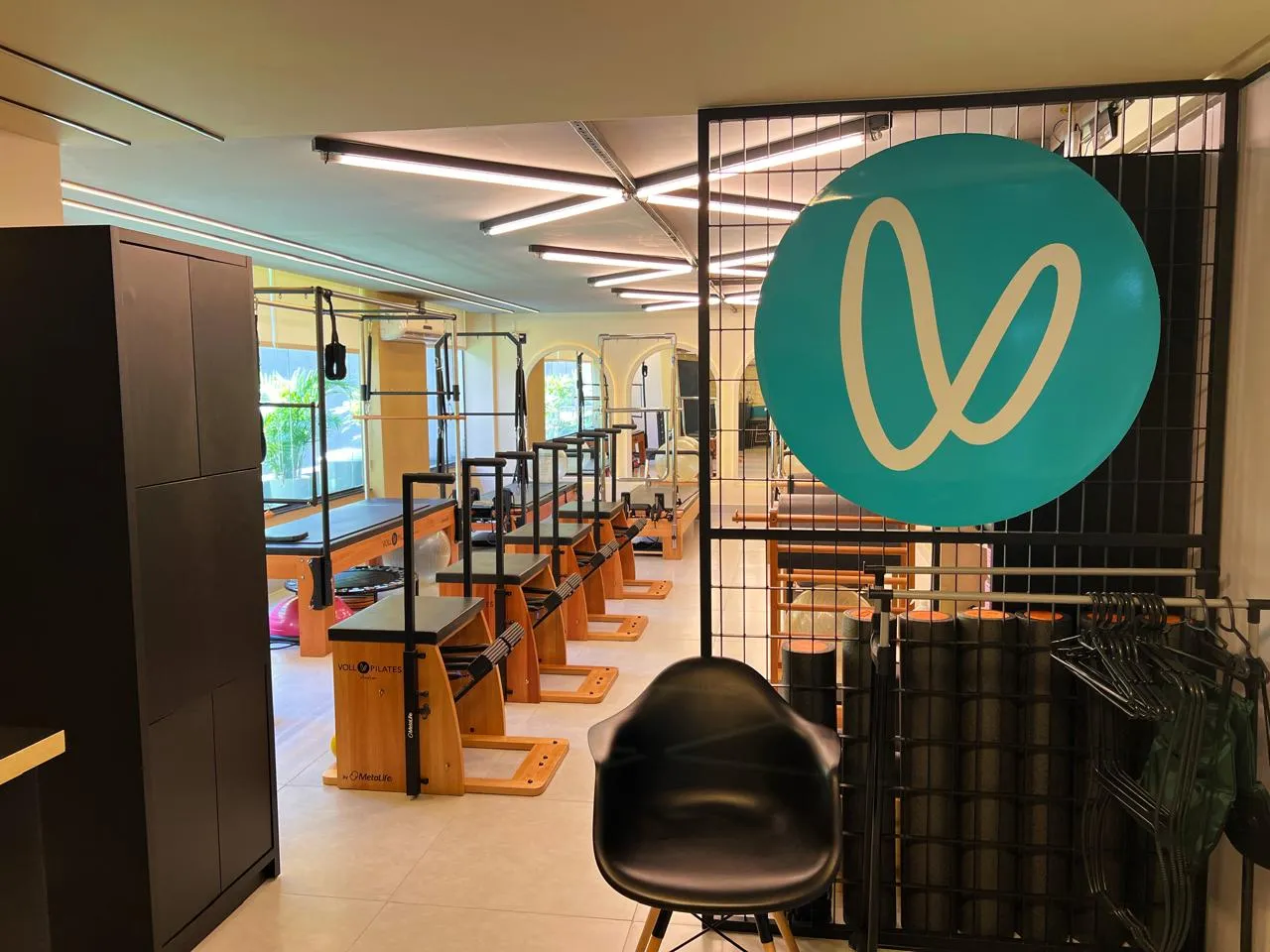 Área de equipamentos com o logo da VOLL Pilates