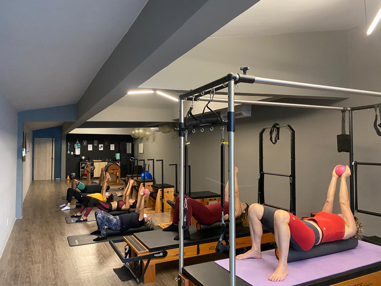 Pilates para dor no joelho: artrose, menisco e o que a aula muda